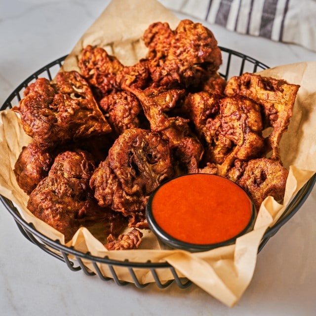 Chrumkavé karfiolové krídla s pikantnou omáčkou Gochujang a medom