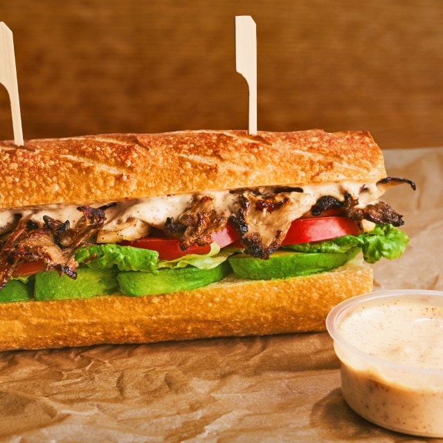 Sendvič Louisiana Po'Boy s hubami a majonézou Old Bay Sendvič Louisiana Po'Boy s hubami a majonézou Old Bay