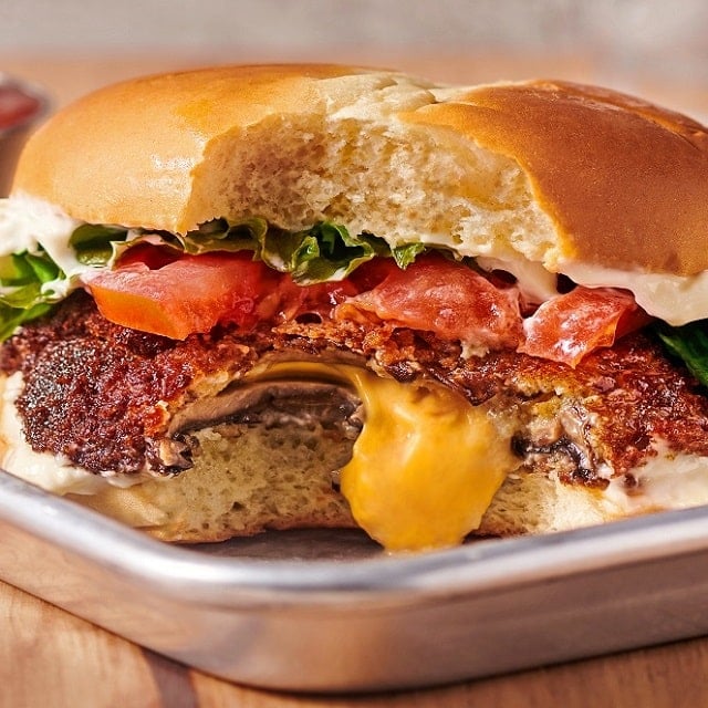 Chrumkavý hubový burger so šťavnatou omáčkou Chrumkavý hubový burger so šťavnatou omáčkou