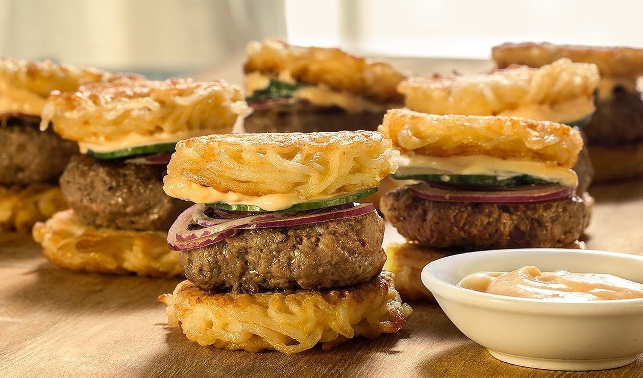Malý hamburger s rezancami Sriracha s pikantnou majonézou – - Recept