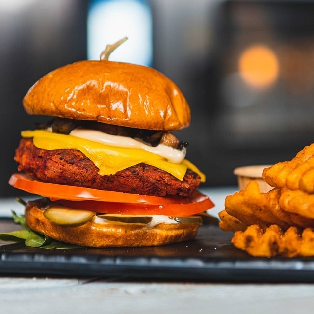 Burger z pečenej červenej repy a sladkých zemiakov