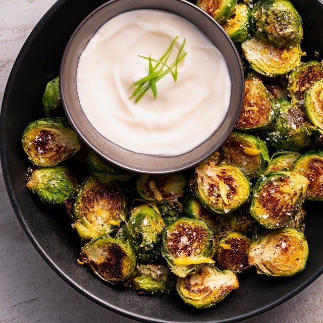 Chrumkavý ružičkový kel s krémovým majonézovým dipom