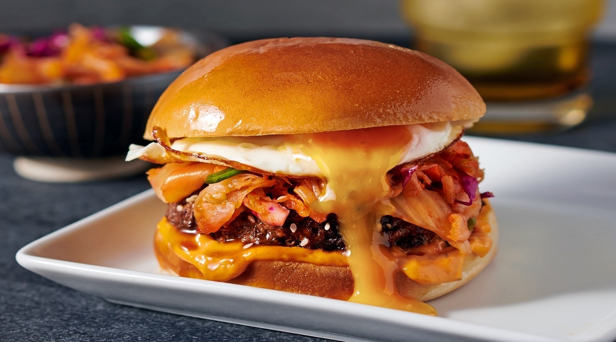 Kórejský hamburger so šalátom kimči a vareným vajíčkom – - Recept