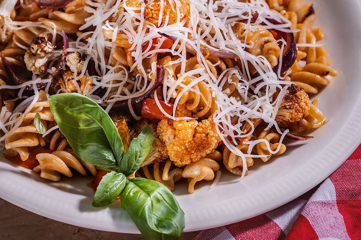 Celozrnné fusilli s pečeným karfiolom a červenou paprikou – - Recept