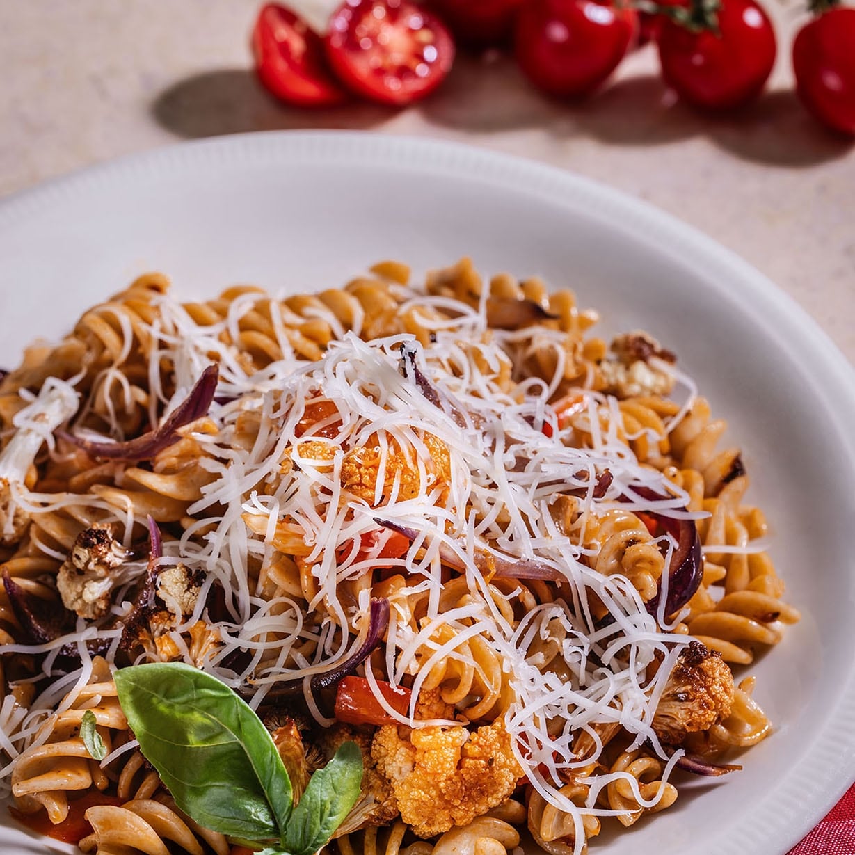Celozrnné fusilli s pečeným karfiolom a červenou paprikou