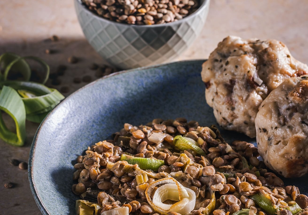Šošovicové ragú s pórom a majoránkovou knedľou – - Recept