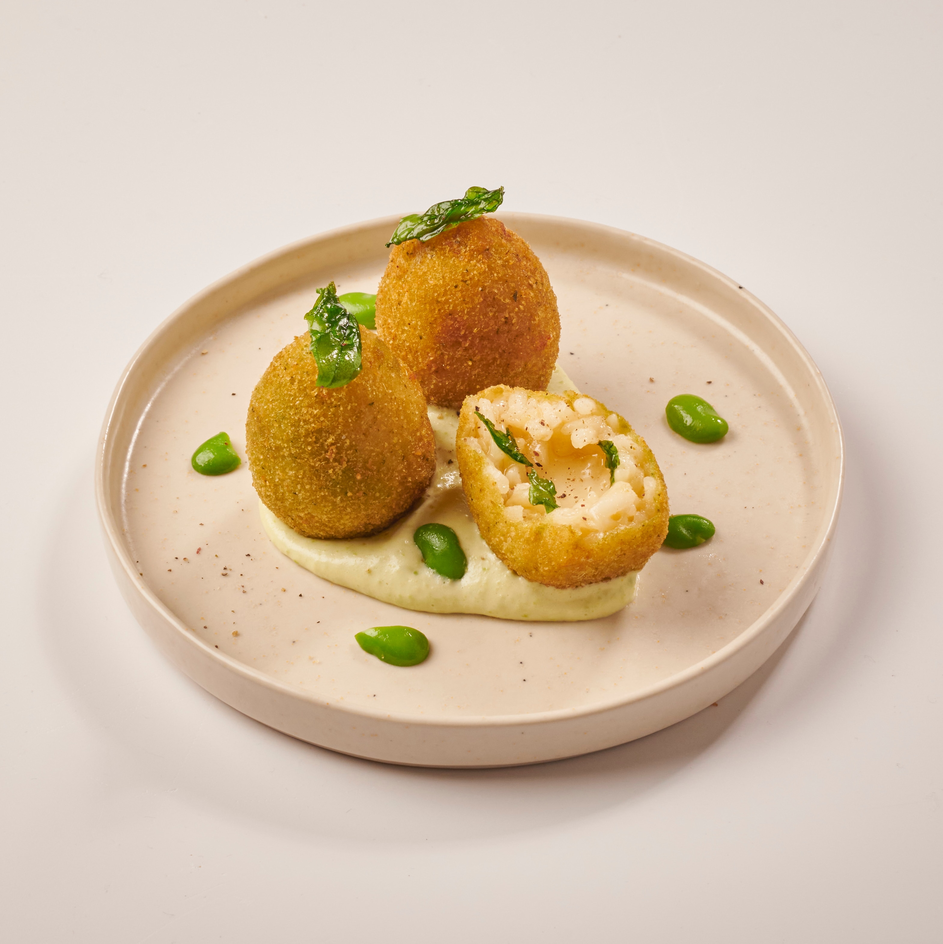 Arancini so syrom taleggio, dip z fazule fava s bazalkou