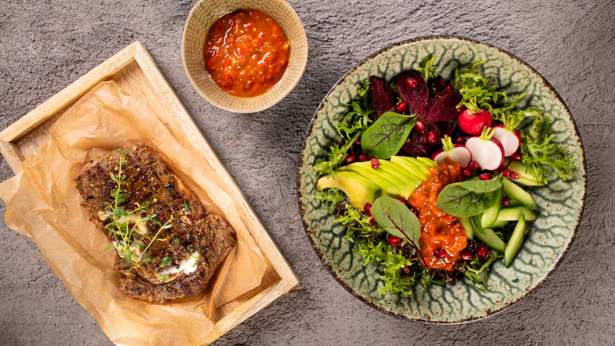 Bowl s divokou ryžou a hovädzím rib eye steakom – - Recept