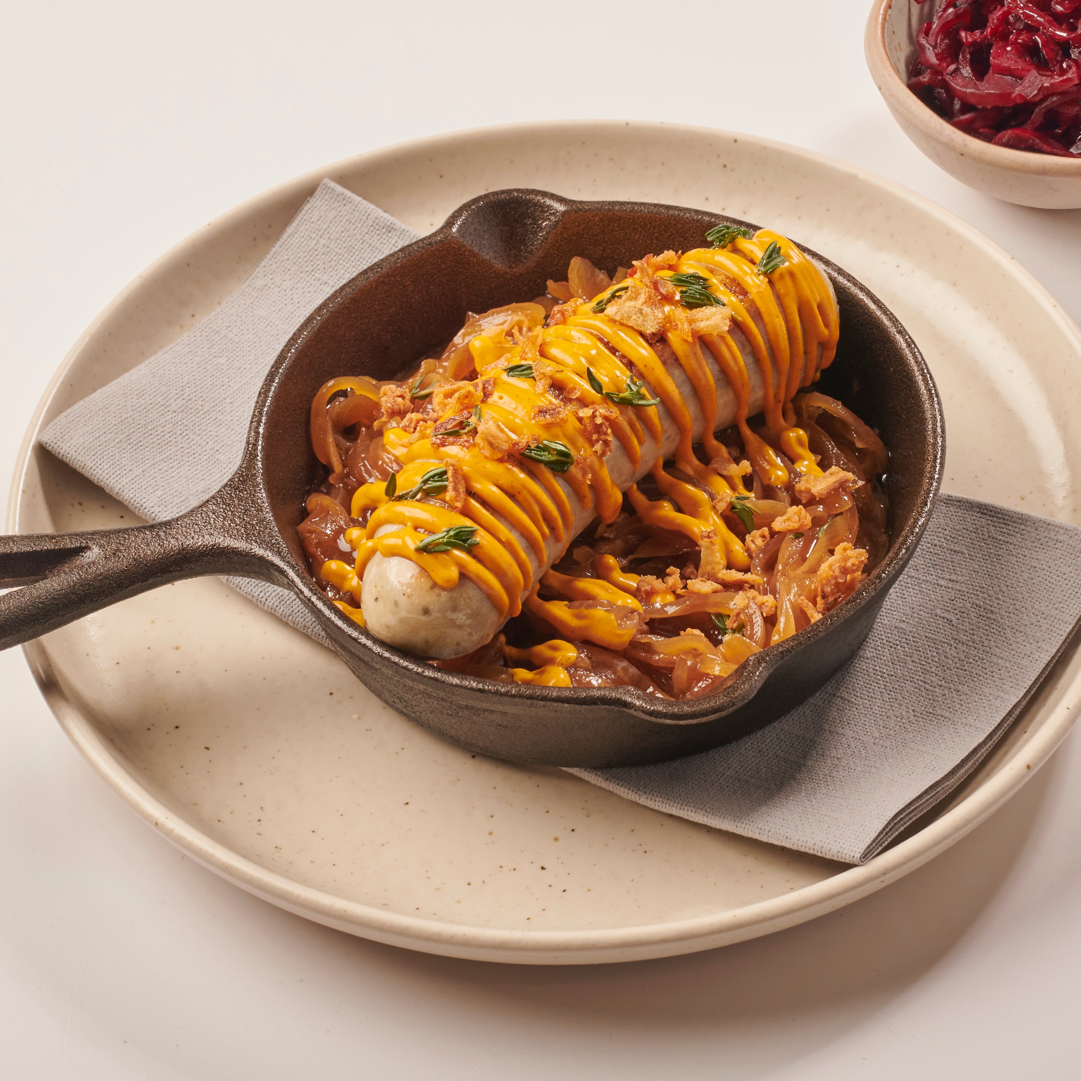 Currywurst, pivná cibuľka, kyslá kapusta a červená repa