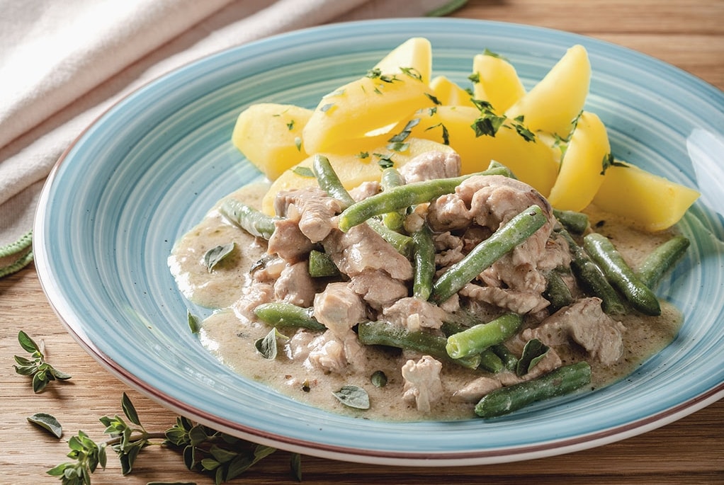 Hydinový tokáň s fazuľou a zemiakmi – - Recept