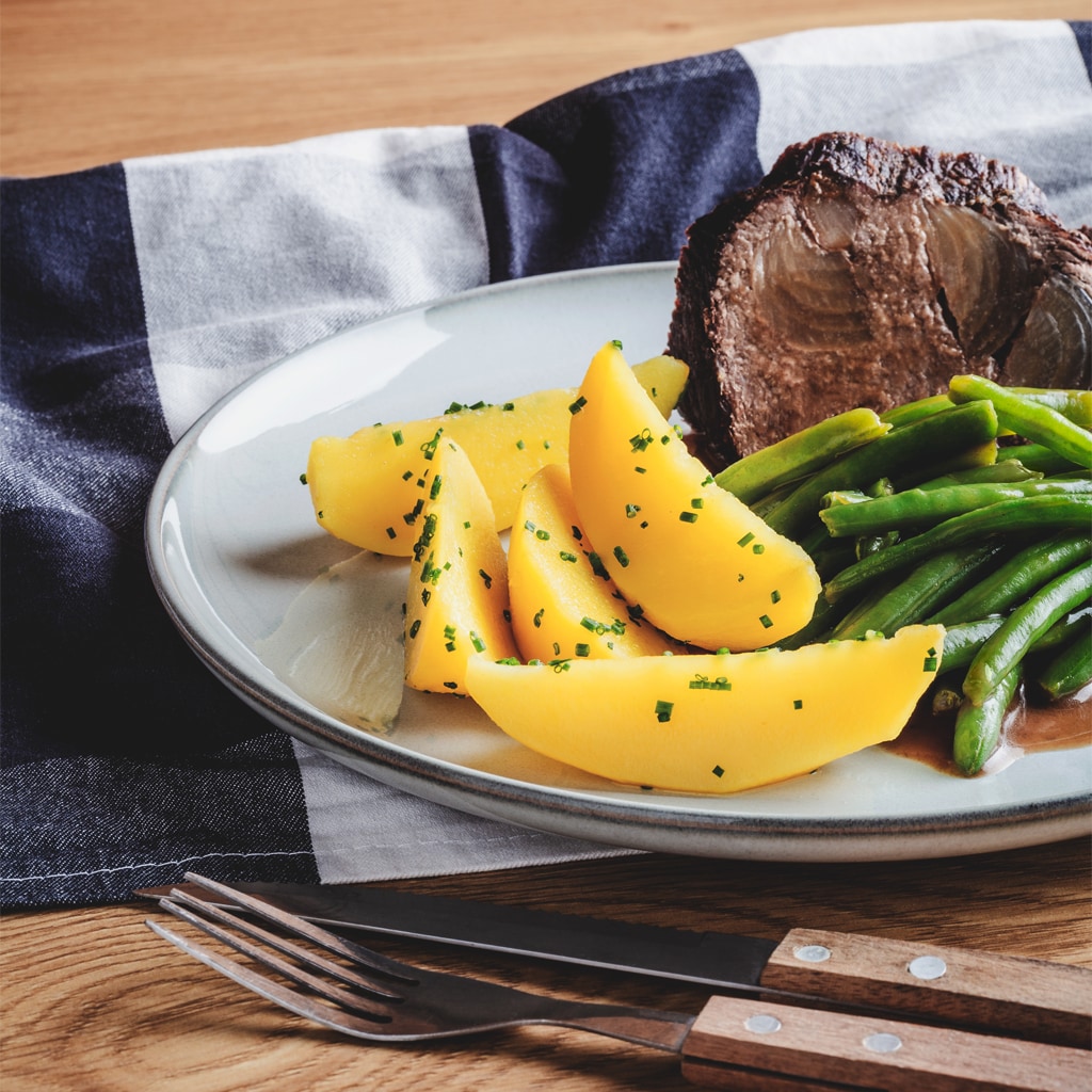 HOVÄDZIA PEČIENKA S CIBUĽOVOU OMÁČKOU A ZELENÉ FAZUĽKY