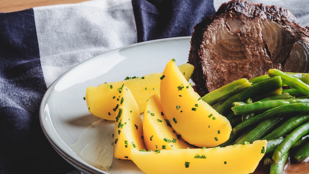 HOVÄDZIA PEČIENKA S CIBUĽOVOU OMÁČKOU A ZELENÉ FAZUĽKY – - Recept