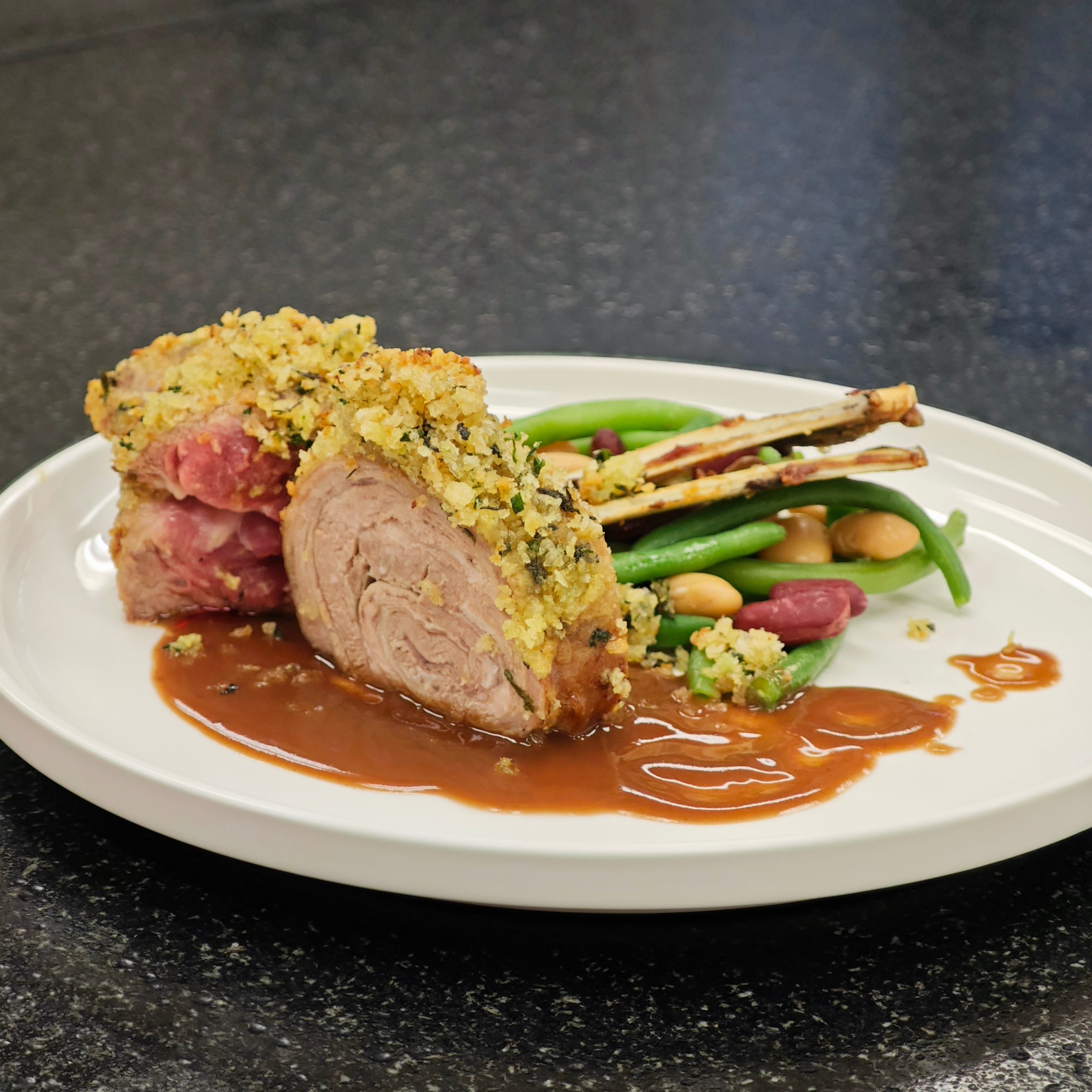 Jahňacie duo s bylinkovou kôrkou a burgundskou redukciou Jahňacie duo s bylinkovou kôrkou a burgundskou redukciou