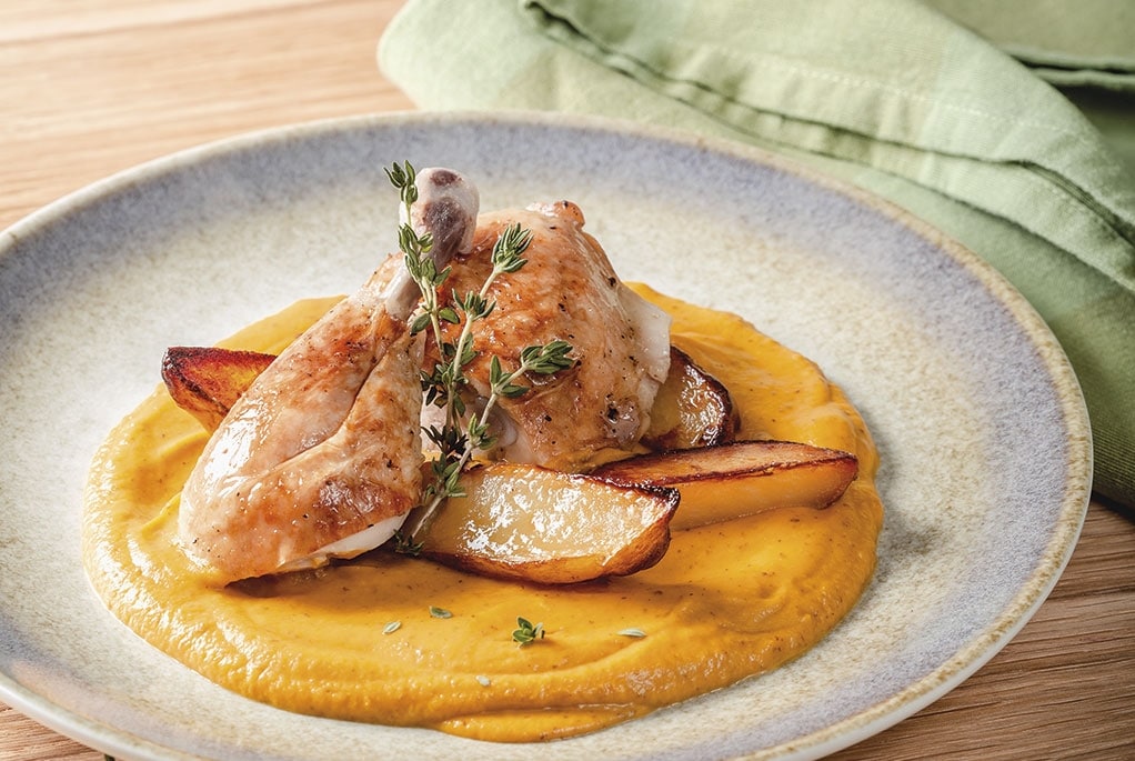 Kuracie stehno na divoko s pečeným zemiakom a mrkvovým pyré. – - Recept