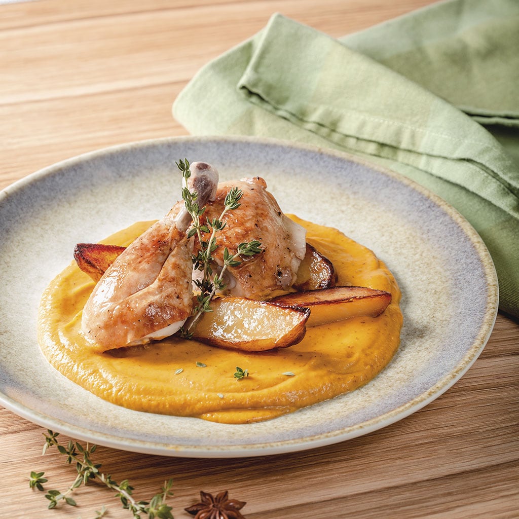 Kuracie stehno na divoko s pečeným zemiakom a mrkvovým pyré.