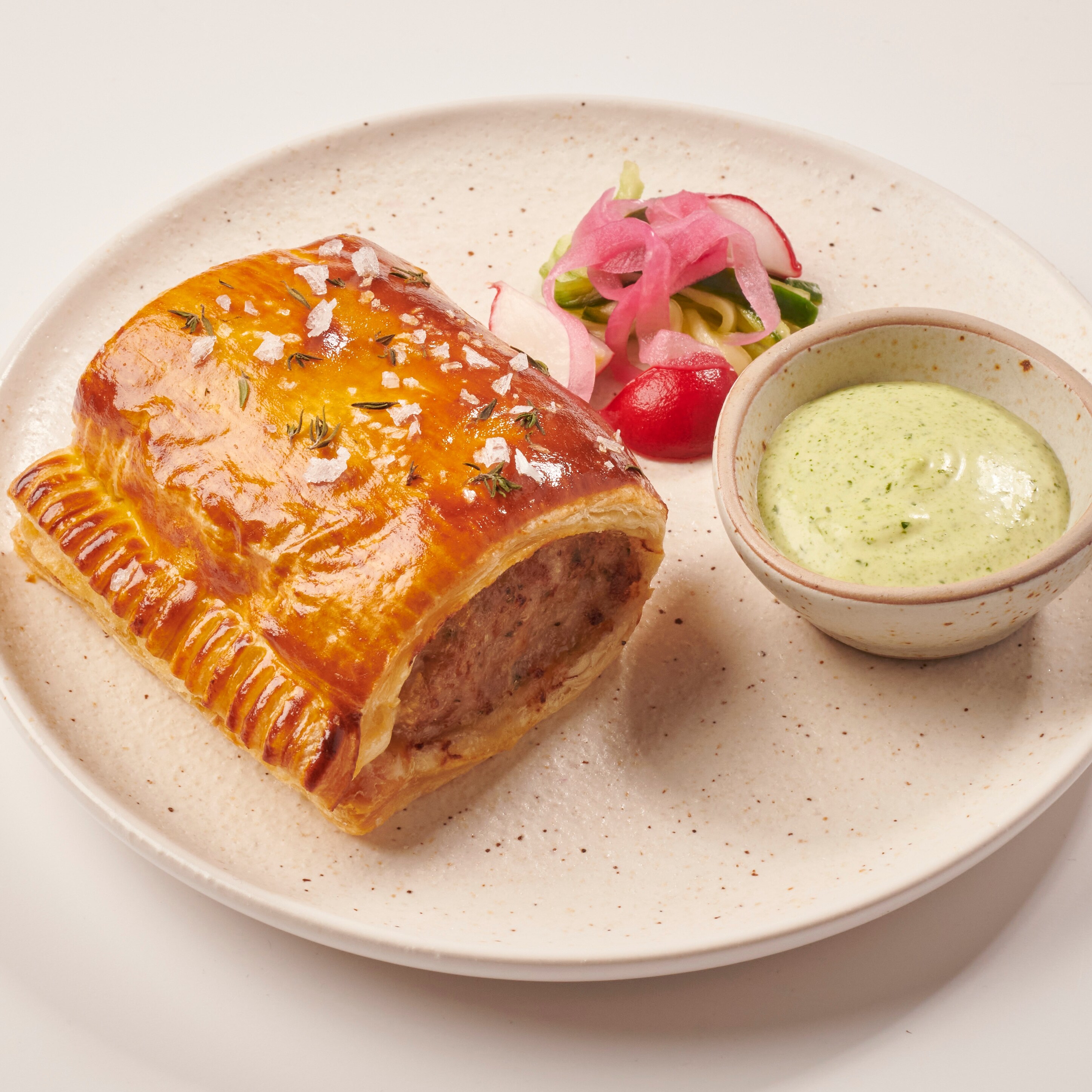 Rolka s klobásou, nakladanou zeleninou a žeruchovou majonézou