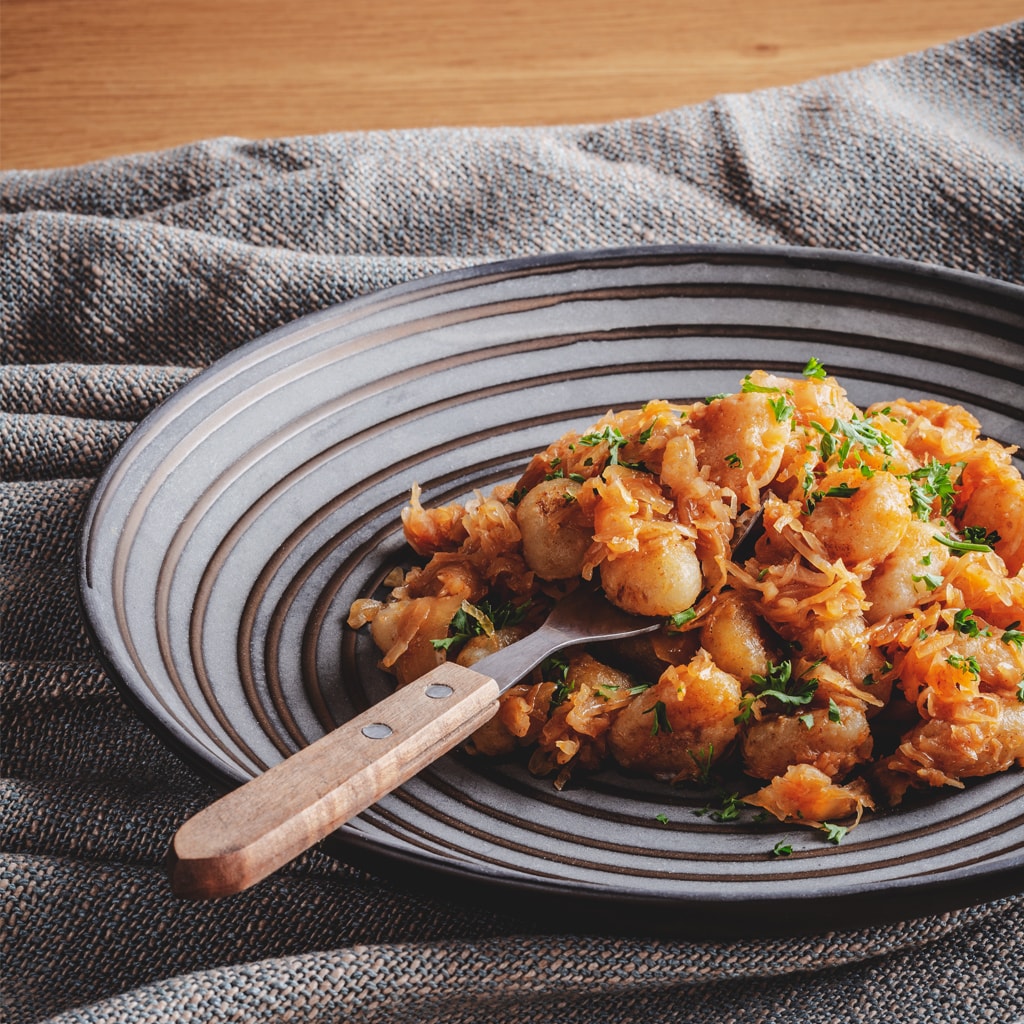 OPEČENÉ GNOCCHI S KYSLOU KAPUSTOU OPEČENÉ GNOCCHI S KYSLOU KAPUSTOU