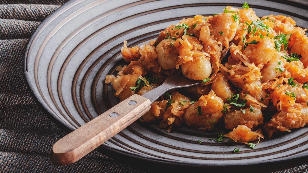 OPEČENÉ GNOCCHI S KYSLOU KAPUSTOU – - Recept