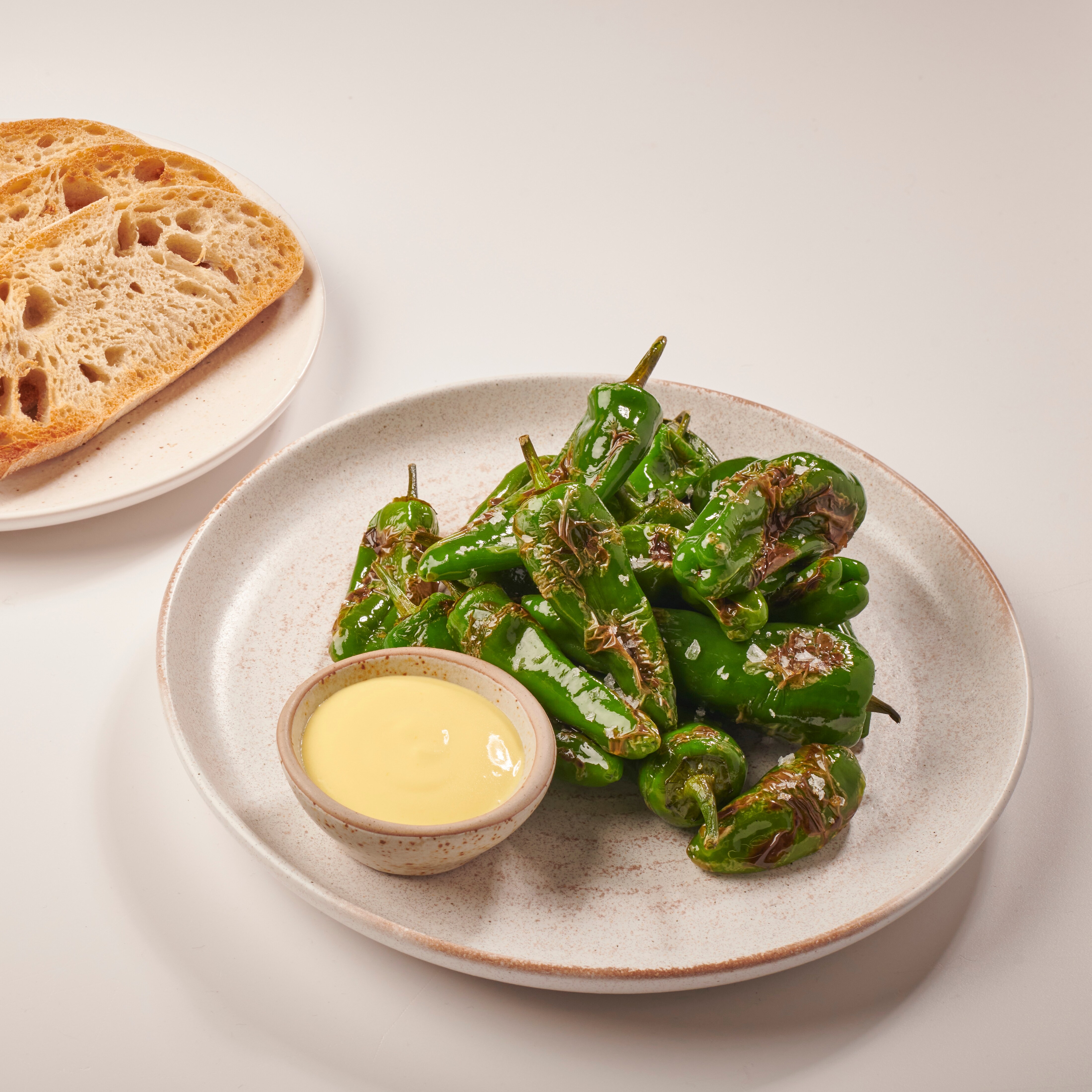 Papriky Padrón, šafranová omáčka aioli, kváskový chlieb