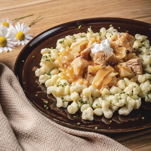 Pastiersky perkelt z morčacieho mäsa s haluškami