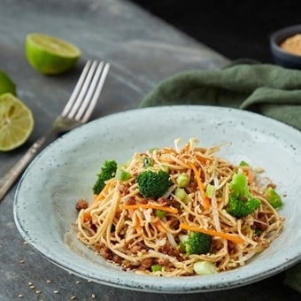 Rýchly vegetariánsky wok s rezancami Rýchly vegetariánsky wok s rezancami