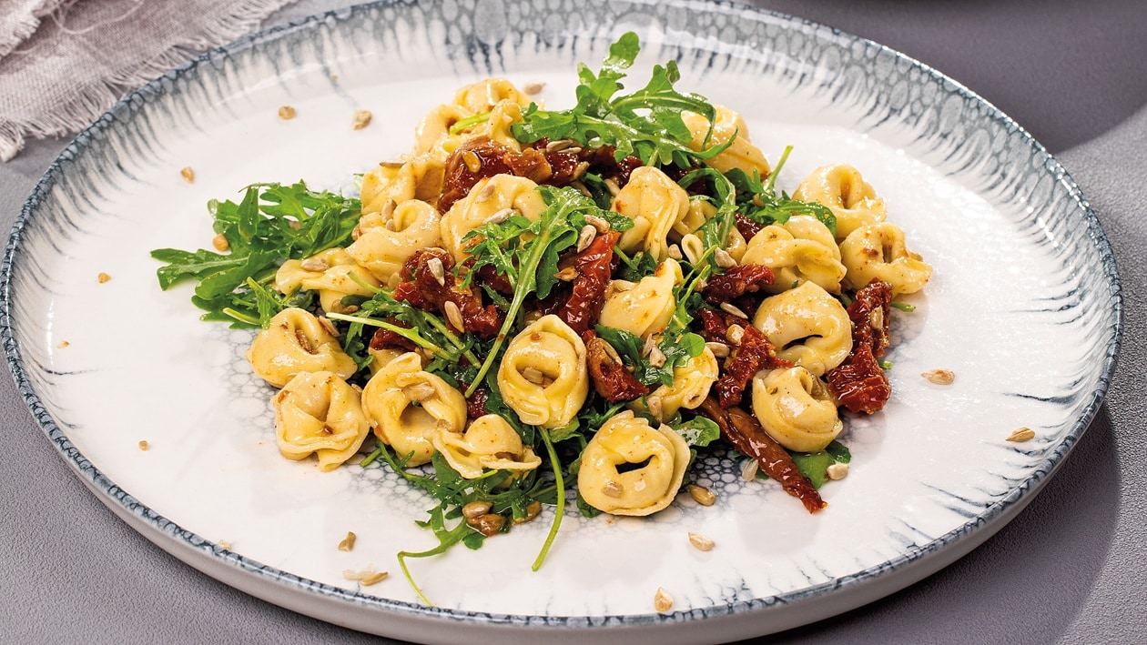 Šalát s tortellini, sušenými paradajkami a rukolou – - Recept