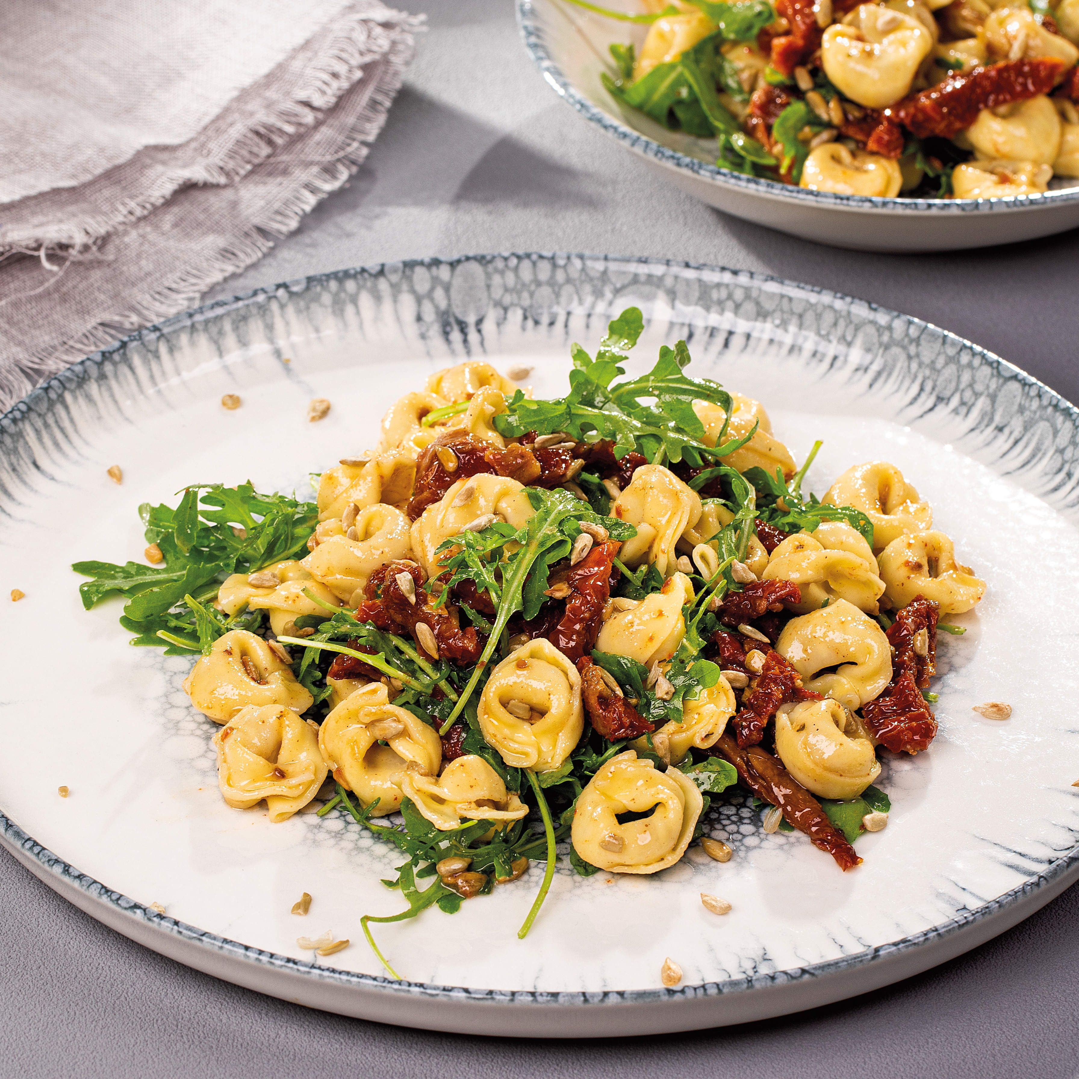Šalát s tortellini, sušenými paradajkami a rukolou Šalát s tortellini, sušenými paradajkami a rukolou