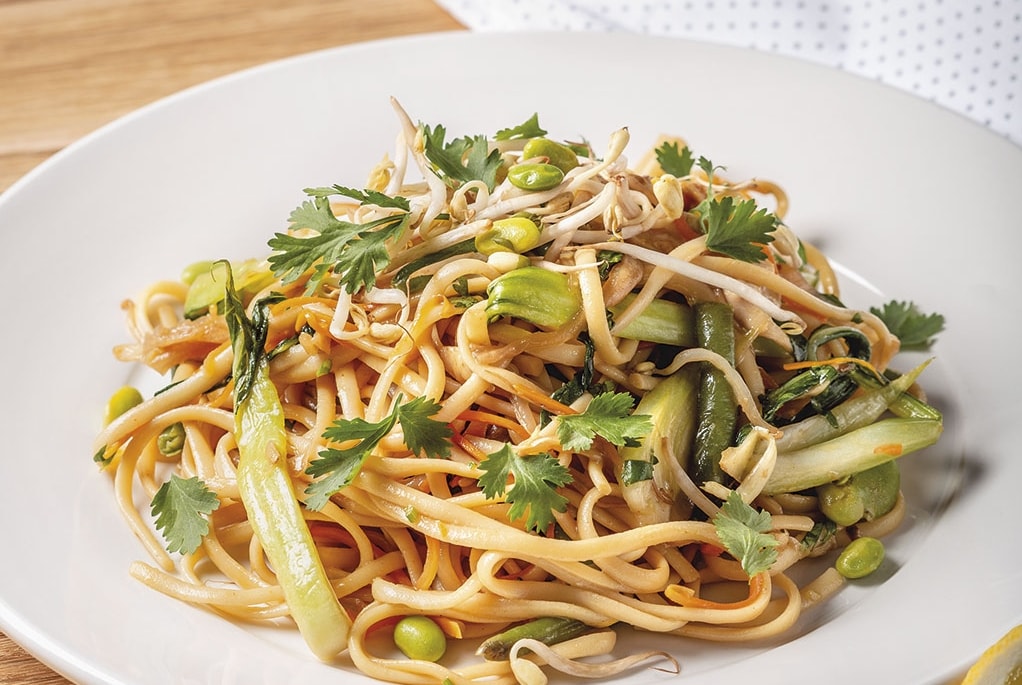 Teplý rezancový šalát s kimchi, zeleninou, teriyaki omáčkou a kuracím mäsom – - Recept