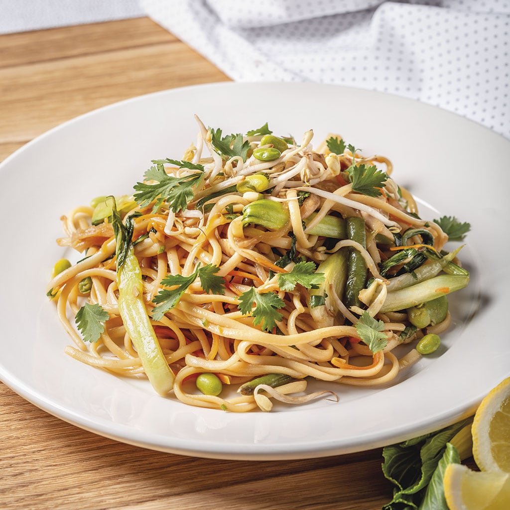 Teplý rezancový šalát s kimchi, zeleninou, teriyaki omáčkou a kuracím mäsom