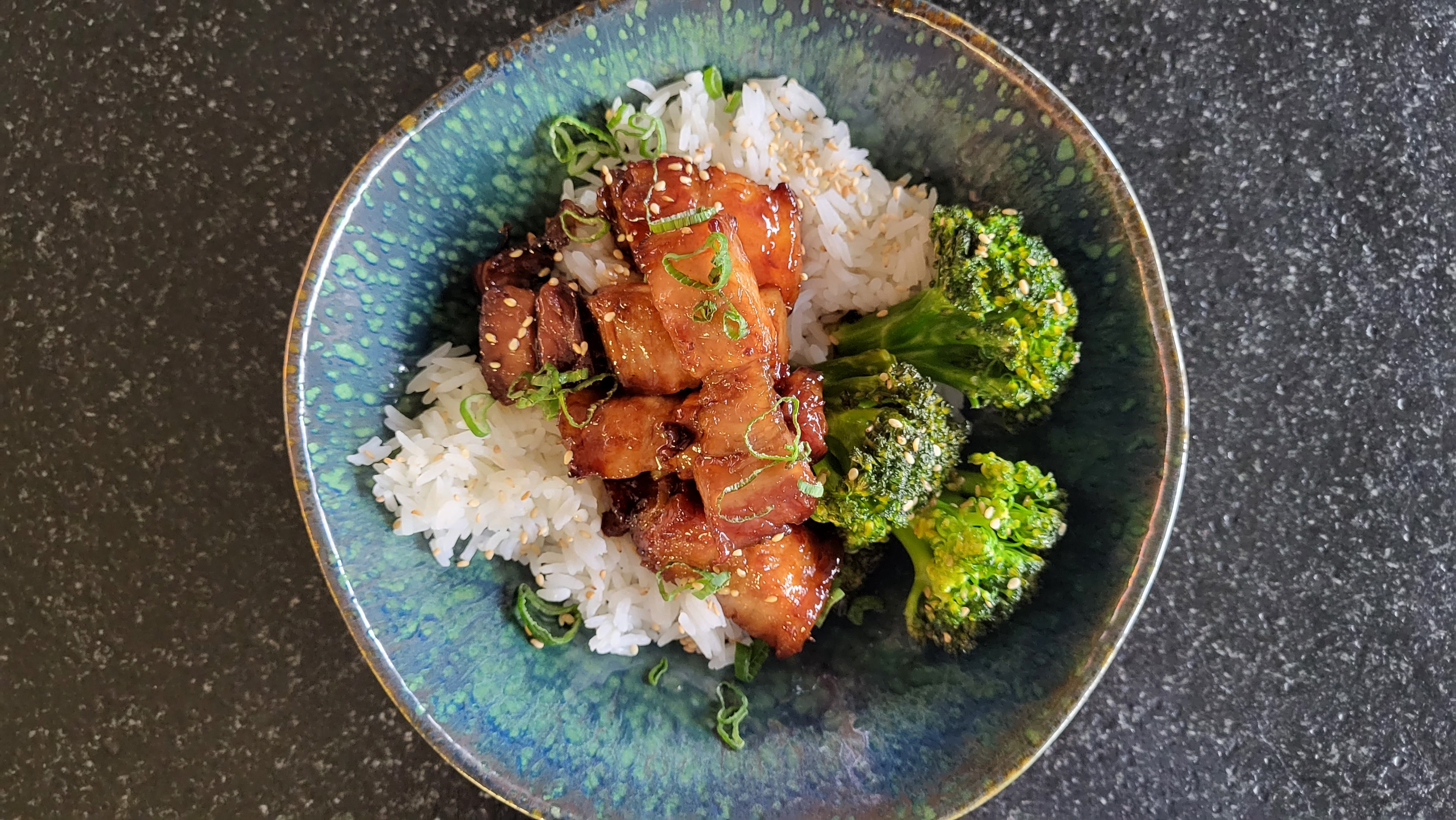 Bravčový bôčik s teriyaki omáčkou, brokolicou a jazmínovou ryžou – - Recept