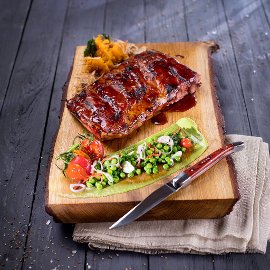 BBQ rebrá s medovo-pivnou glazúrou a zeleným hráškom BBQ rebrá s medovo-pivnou glazúrou a zeleným hráškom