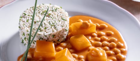Kocky kalerábu s cícerom s paprikovou omáčkou a pažítkovou ryžou – - Recept