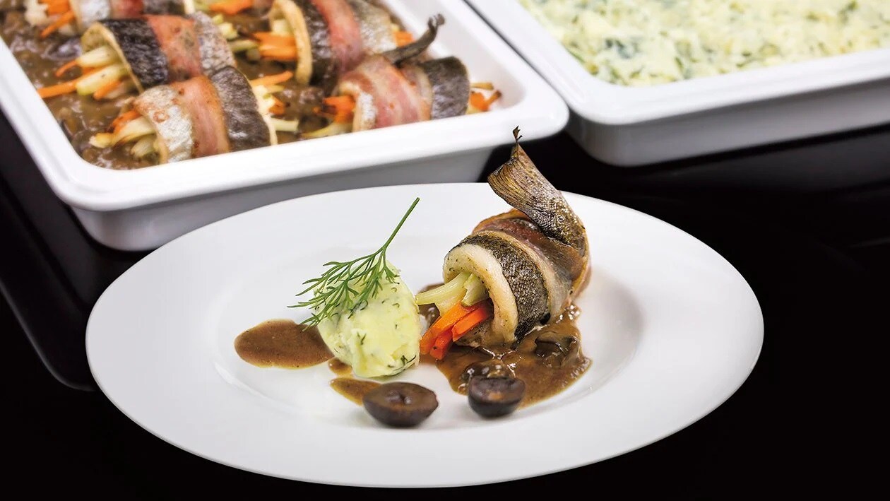 Pstruh zabalený v slanine so zeleninou a omáčkou z divých húb – - Recept