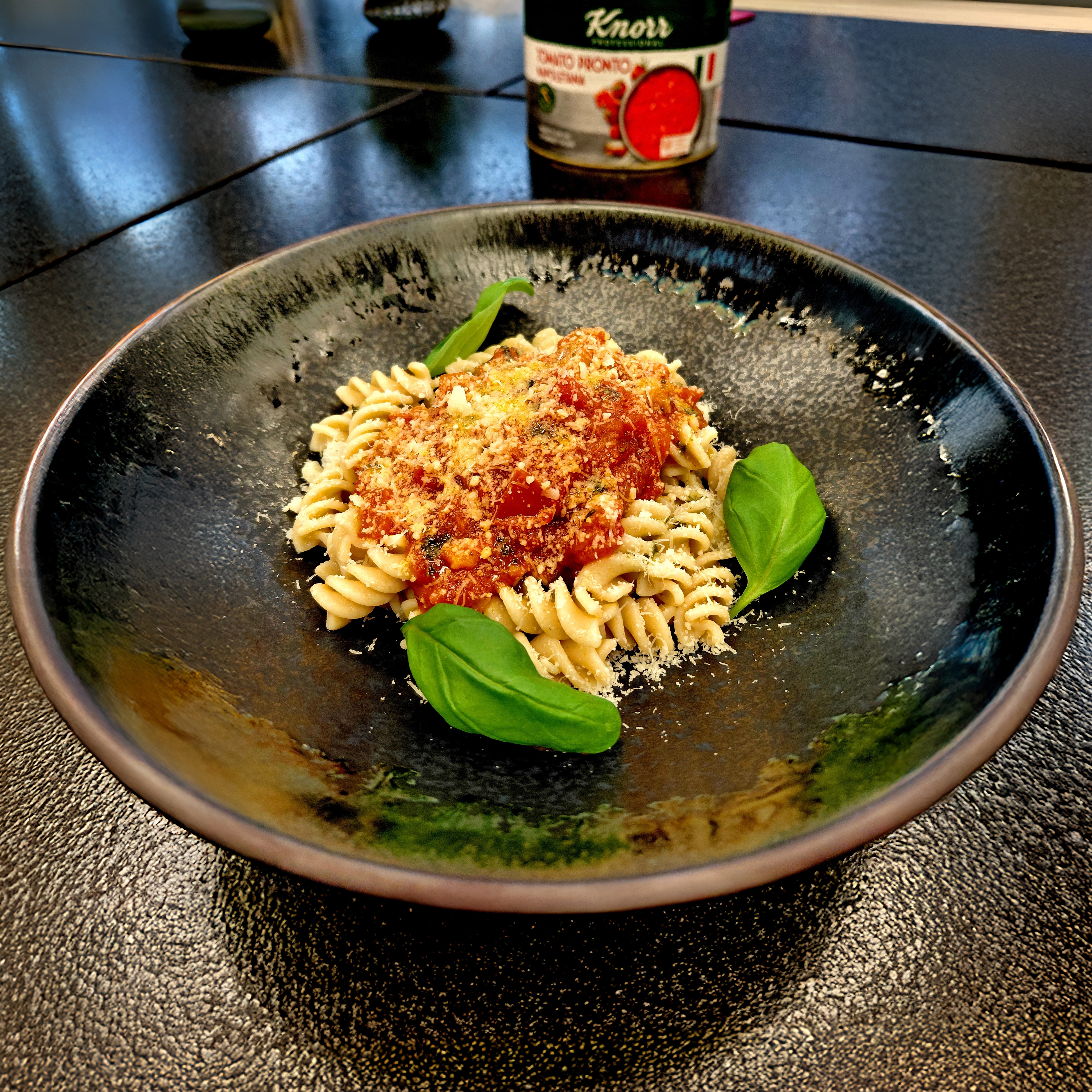 Celozrnné cestoviny s pikantnou paradajkovou omáčkou