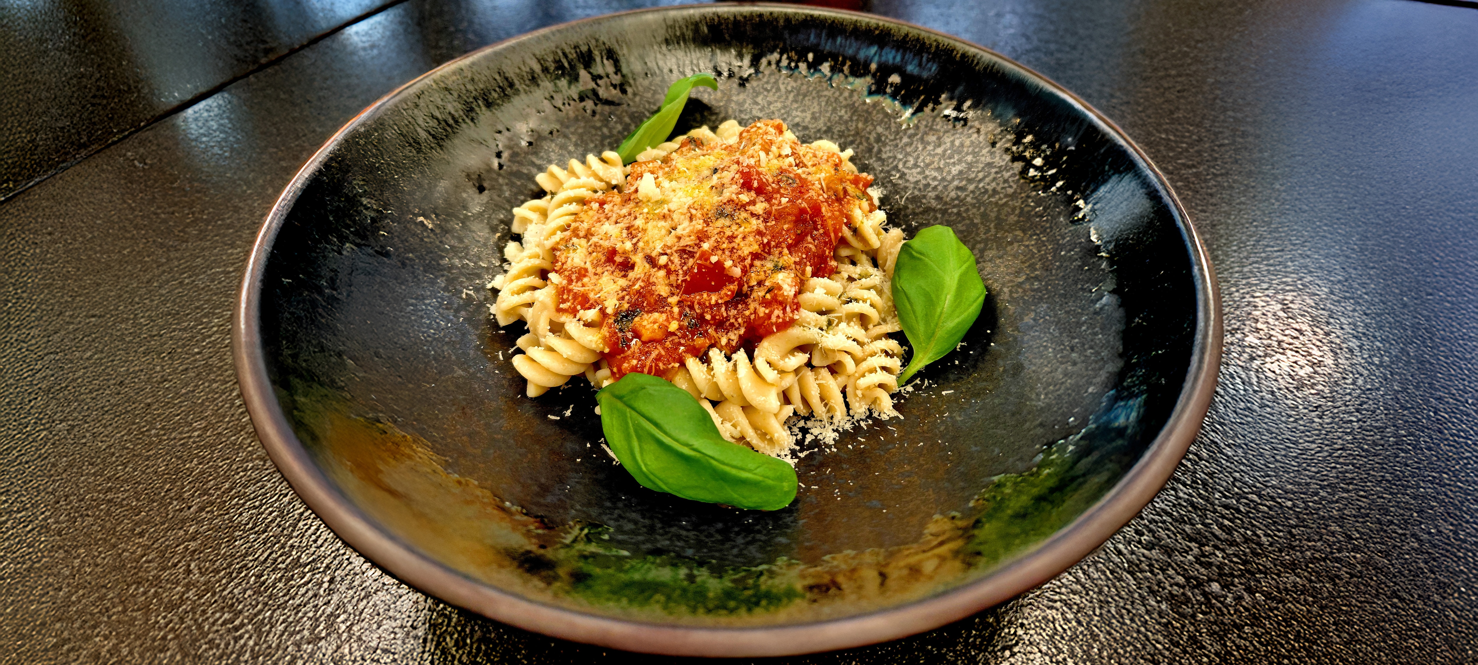 Celozrnné cestoviny s pikantnou paradajkovou omáčkou – - Recept