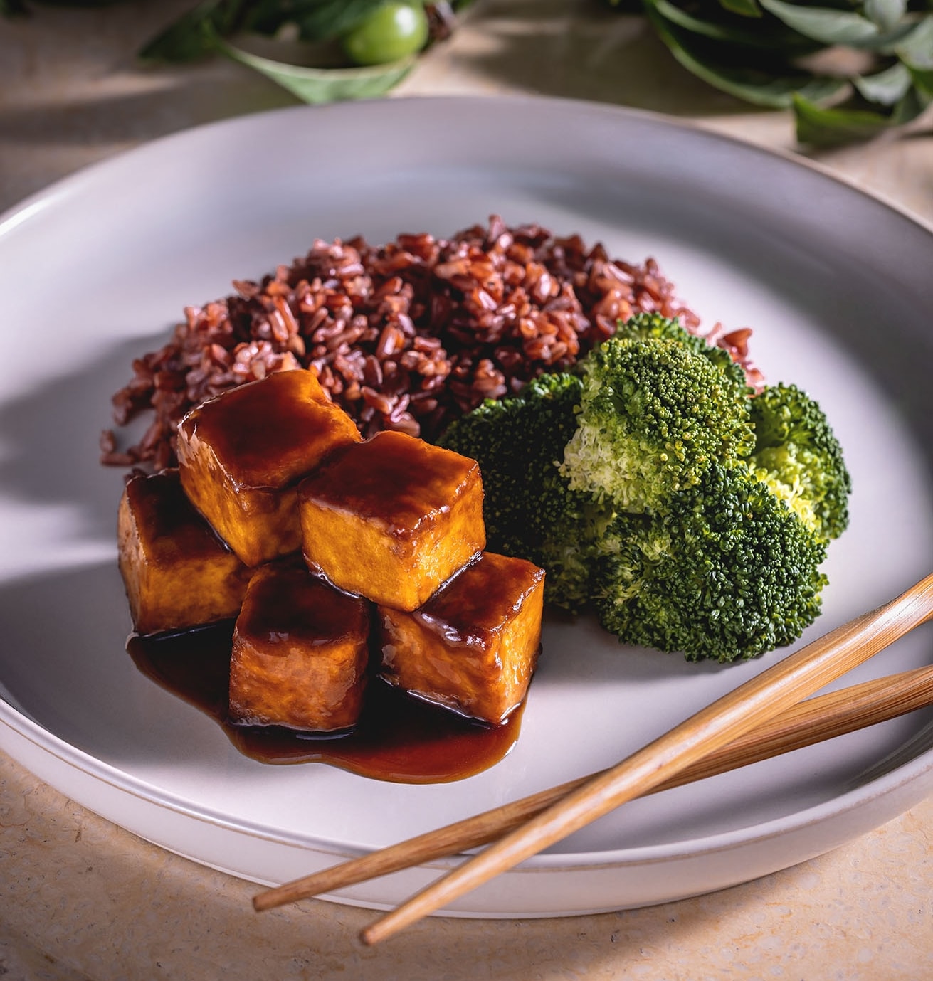 Chrumkavé pečené tofu s teriyaki omáčkou, brokolicou a hnedou ryžou Chrumkavé pečené tofu s teriyaki omáčkou, brokolicou a hnedou ryžou