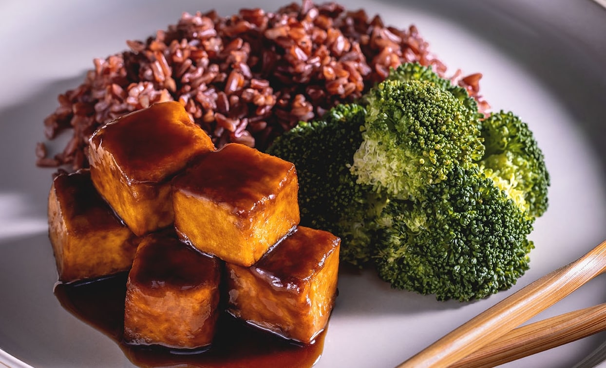 Chrumkavé pečené tofu s teriyaki omáčkou, brokolicou a hnedou ryžou – - Recept