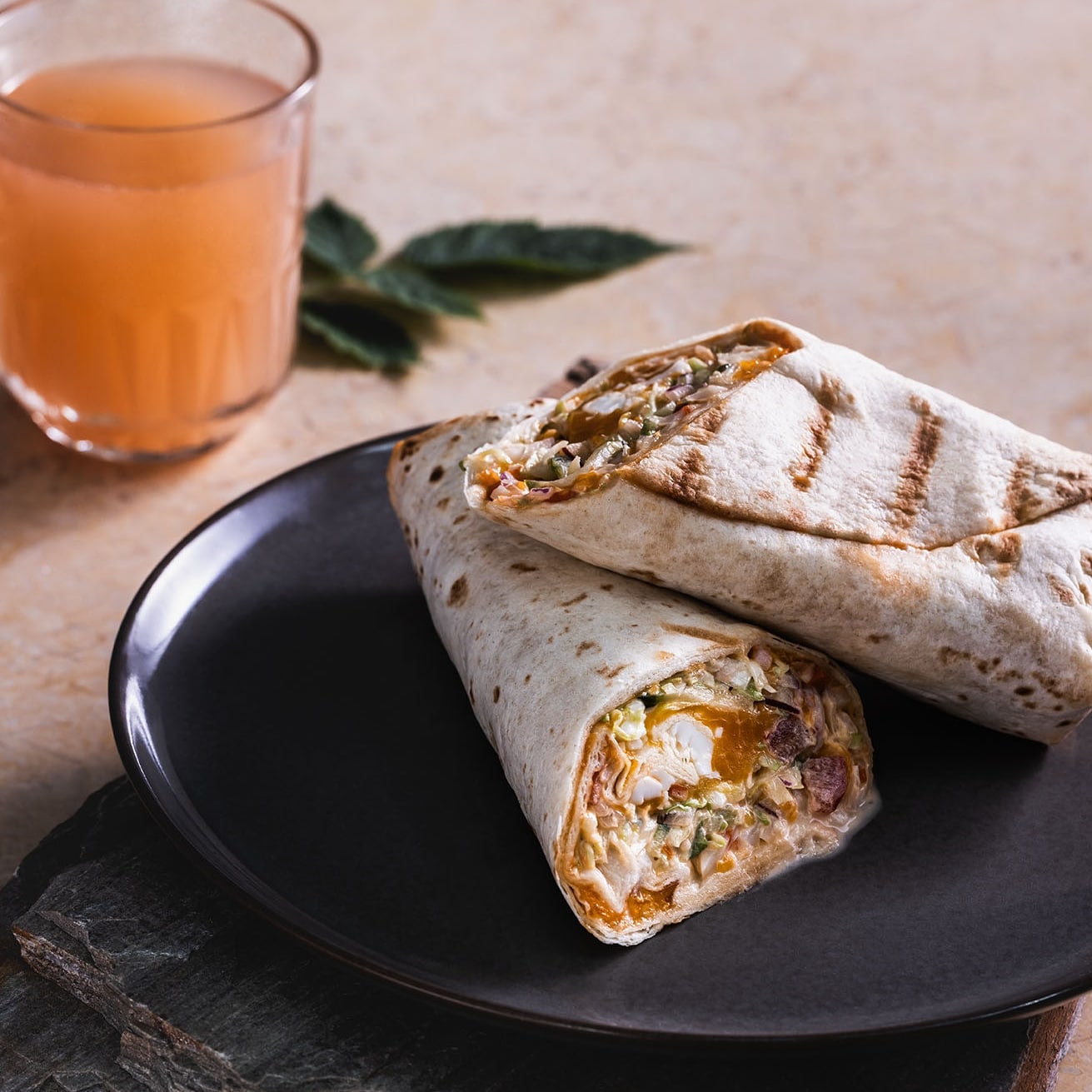 Tortilla plnená krabími rezancami