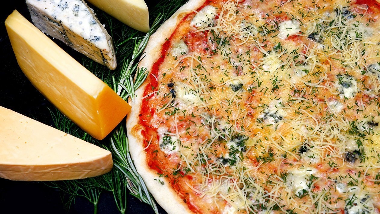 Pizza quattro formaggi (štyri druhy syra)