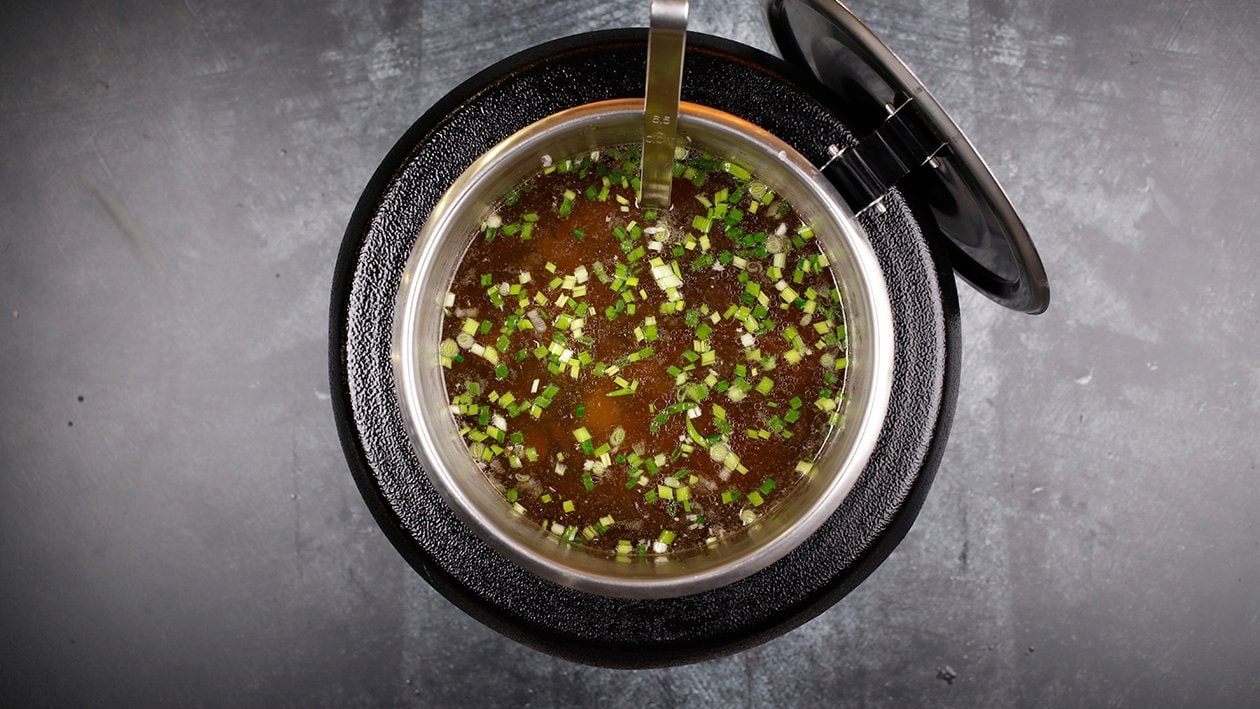 Miso s riasami wakem, lososom a tofu – - Recept