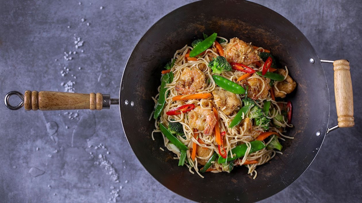 Chow mein – vyprážané cestoviny s kuracím mäsom a krevetami – - Recept