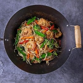 Chow mein – vyprážané cestoviny s kuracím mäsom a krevetami Chow mein – vyprážané cestoviny s kuracím mäsom a krevetami