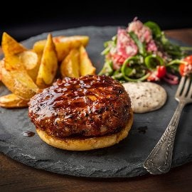 Grilovaný burger so šalátom z bulguru a kyslou cibuľkou Grilovaný burger so šalátom z bulguru a kyslou cibuľkou