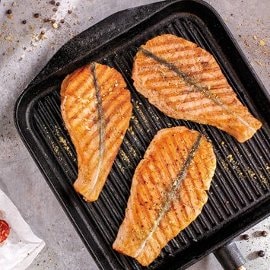 Grilovaný losos podávaný s kalerábom a chorizom