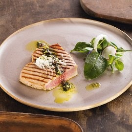 Grilovaný mečún so zálievkou vinaigrette a šalátovou kyticou Grilovaný mečún so zálievkou vinaigrette a šalátovou kyticou