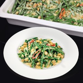 Karí zo zelených fazuľových strukov s cícerom a kokosovým mliekom Karí zo zelených fazuľových strukov s cícerom a kokosovým mliekom