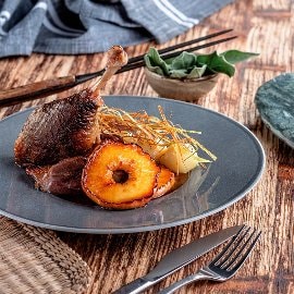 Konfitované kačacie stehná so zemiakovými guľkami