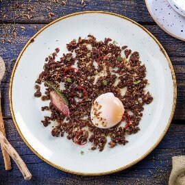 Kvasená červená pšenica s hubami   a vareným vajíčkom Kvasená červená pšenica s hubami   a vareným vajíčkom