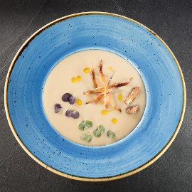 Parmezánový krém s cesnakovým olejom a šalotkovými čipsami