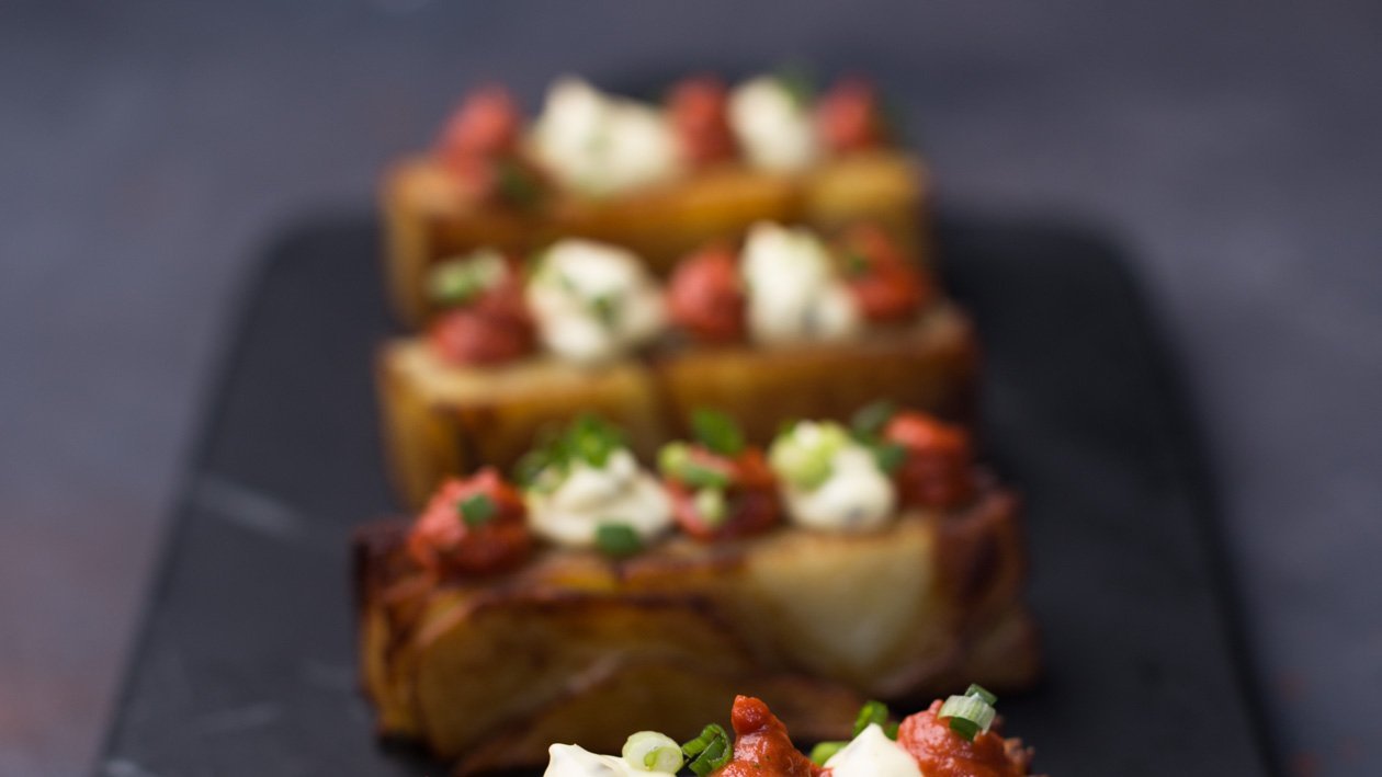 Patatas bravas zemiakové millefeuille Patatas bravas zemiakové millefeuille